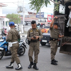Satpol PP Padang Tertibkan PKL di Fasilitas Umum, Sejumlah Barang ...